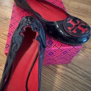 #Toryburch navy blue red flats